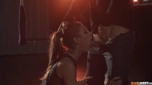 Девушка в гараже делает минет мужику в технике глубокая глотка