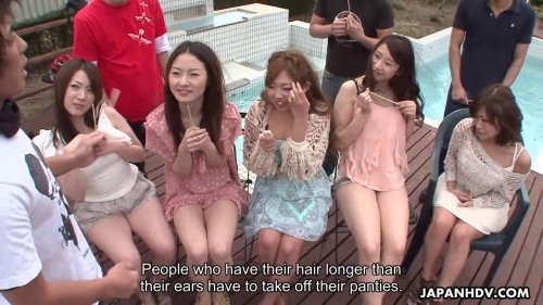 Парни на вечеринке трахают пальцами вагины азиаток