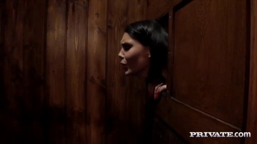 Девушка трахается в келье для исповеди с незнакомцем